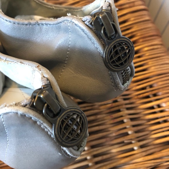 Max studio. Beautiful light grey with working zipper at heel. Size 7M - Picture 4 of 9